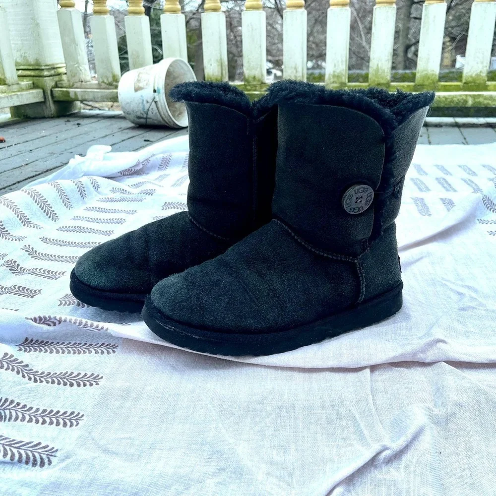 UGG‎ Australia Bailey Button 5803 Black Sheepskin Shearling Boots Womens 8